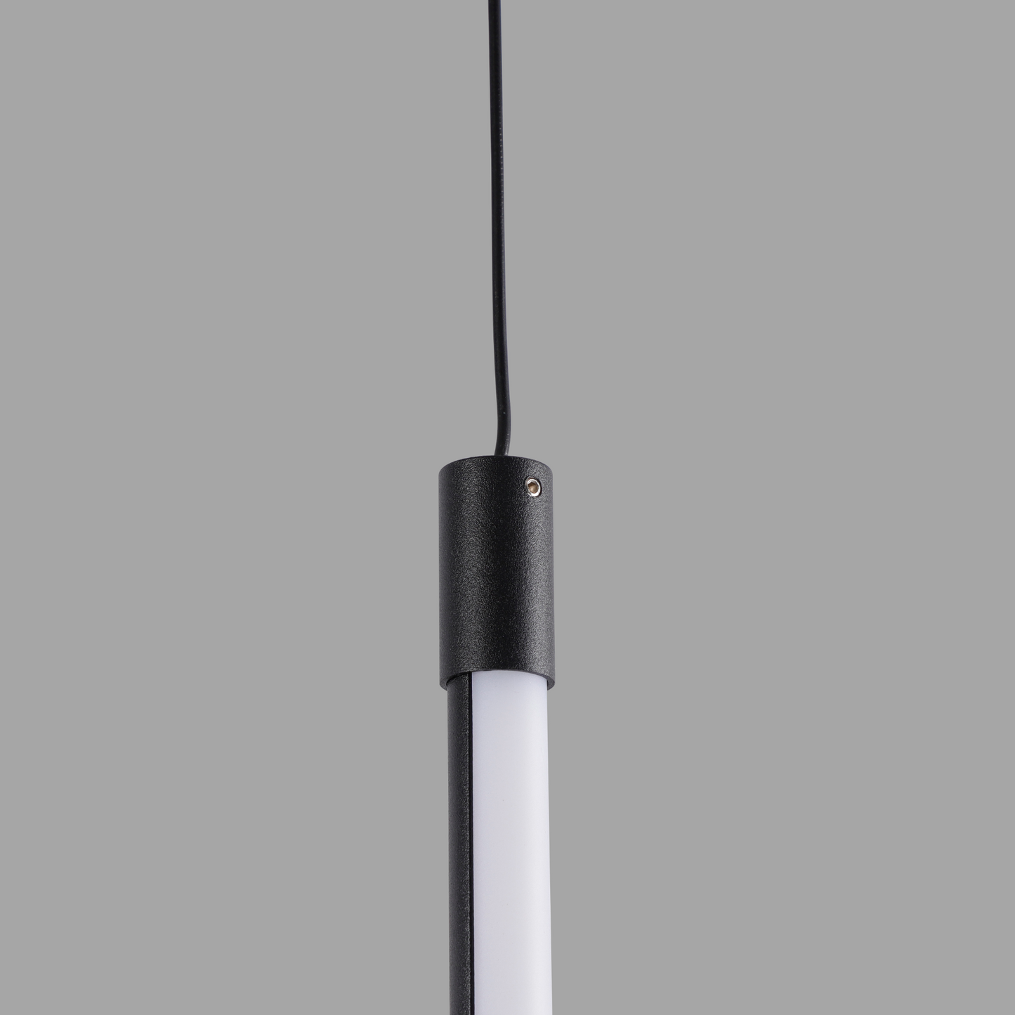 Lampada Sospesa:1313 a Filo minimalista con illuminazione a LED 180 gradi e atmosfera sobria.